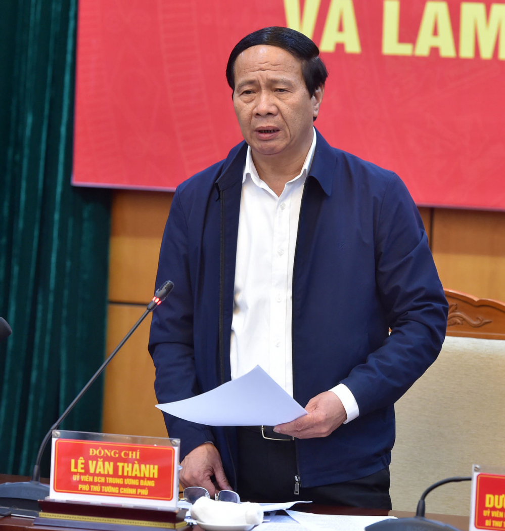 Phó Thủ tướng Lê Văn Thành đánh giá cao tỉnh Bắc Giang thời gian qua vừa triển khai phòng, chống dịch tốt, với những giải pháp thích ứng với từng giai đoạn, vừa phát triển kinh tế. Ảnh: VGP/Đức Tuân