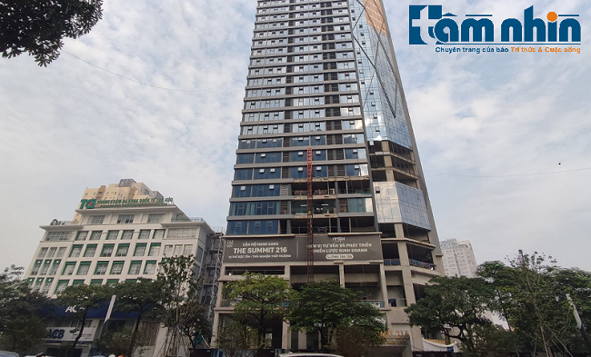 Summit Building 216 Trần Duy Hưng đang trở thành vấn đề quan tâm lớn của dư luận khi dự án này được giao cho tư nhân mà không qua đấu giá đất, tiềm ẩn thất thoát ngân sách nhà nước.