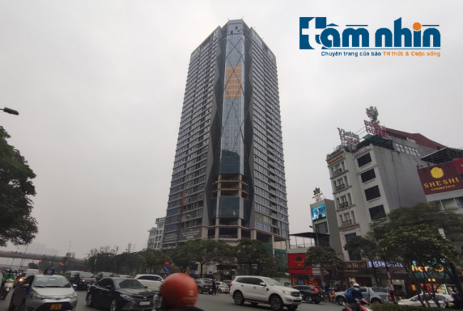 Summit Building 216 Trần Duy Hưng đang trở thành vấn đề quan tâm lớn của dư luận khi dự án này được giao cho tư nhân mà không qua đấu giá đất, tiềm ẩn thất thoát ngân sách nhà nước, rủi ro cho người mua nhà nếu bị thanh tra phanh phui.