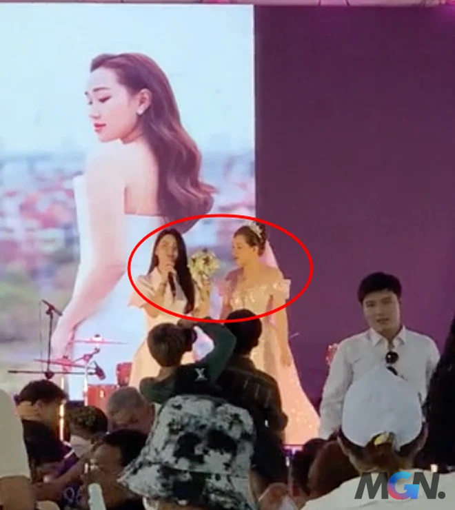 Bạn gái Quang Hải nhường hoa cho Hòa Minzy khiến netizen tranh cãi cực gắt 1