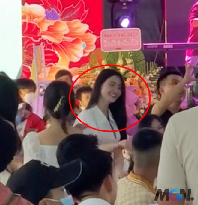 Bạn gái Quang Hải nhường hoa cho Hòa Minzy khiến netizen tranh cãi cực gắt 3