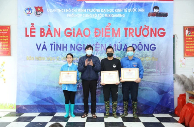 Độ Mixi đại diện cho Bộ tộc Mixi Gaming, phối hợp cùng Đoàn TNCS Hồ Chí Minh trường ĐH Kinh tế Quốc dân tham dự lễ khánh thành công trình thanh niên Điểm trường tiểu học Nậm Vạc 2, xã Nậm Ban, huyện Nậm Nhùn, tỉnh Lai Châu.