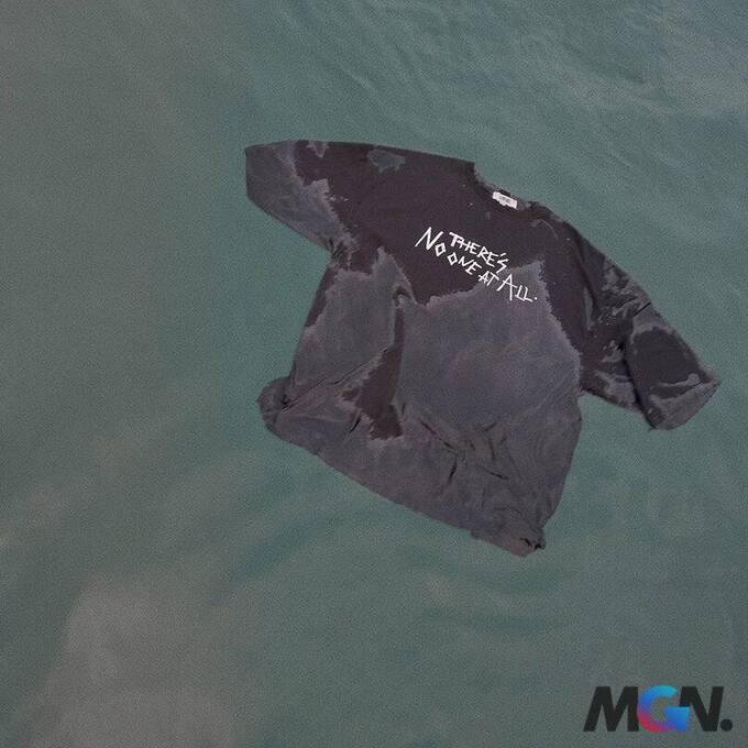 Sơn Tùng ném chiếc áo có in dòng chữ There’s No One At All xuống biển nhưng bị netizen chỉ trích dữ dội 4