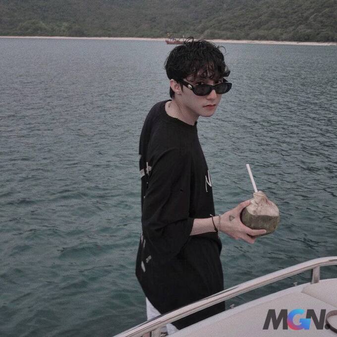Sơn Tùng ném chiếc áo có in dòng chữ There’s No One At All xuống biển nhưng bị netizen chỉ trích dữ dội 2