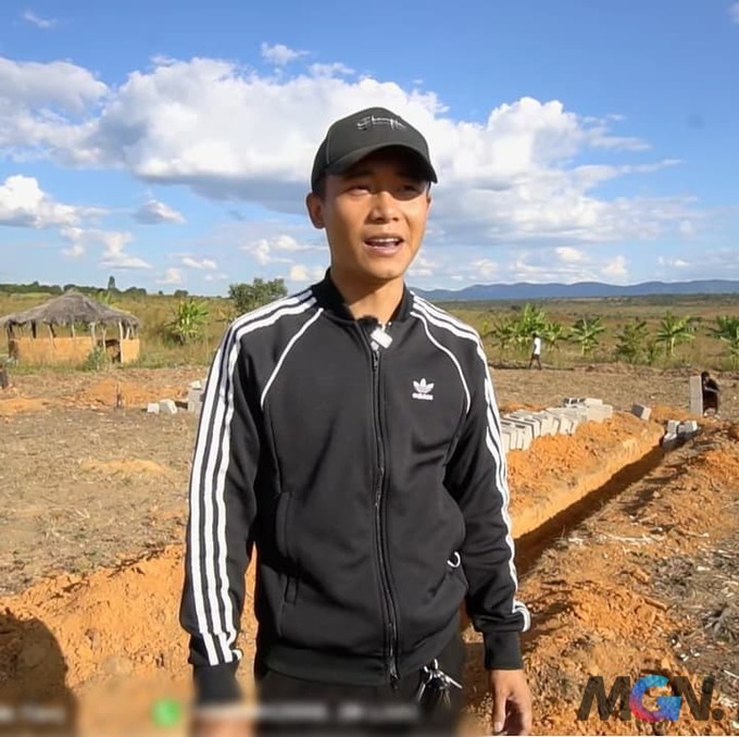 Quang Linh Vlogs khiến netizen trầm trồ khi mạnh tay chi hẳn 2 tỷ xây trang trại cho bà con Angola 1