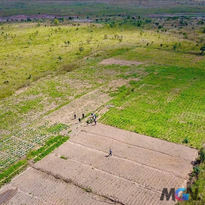 Quang Linh Vlogs khiến netizen trầm trồ khi mạnh tay chi hẳn 2 tỷ xây trang trại cho bà con Angola 3