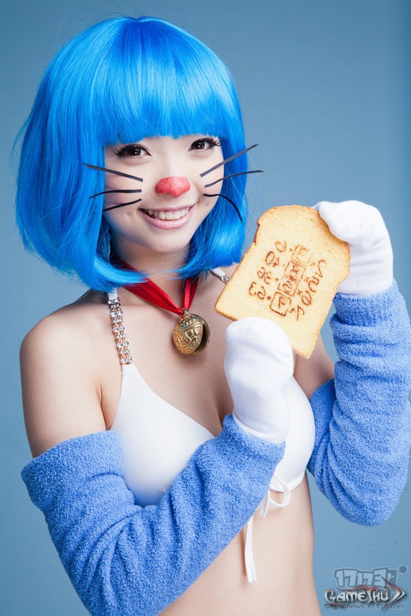 nu-game-thu-cosplay-doraemon-dang-yeu-va-ngo-nghinh-bae26c