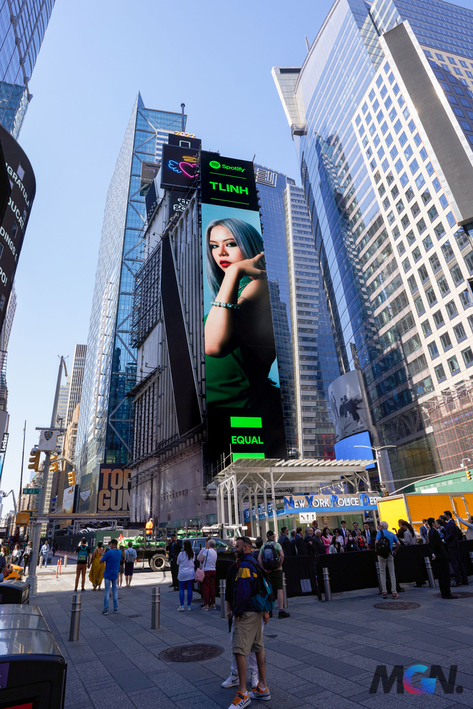 Tlinh xuất hiện tại quảng trường thời đại khi được vinh danh là Spotify Equal Artist tháng 5 1