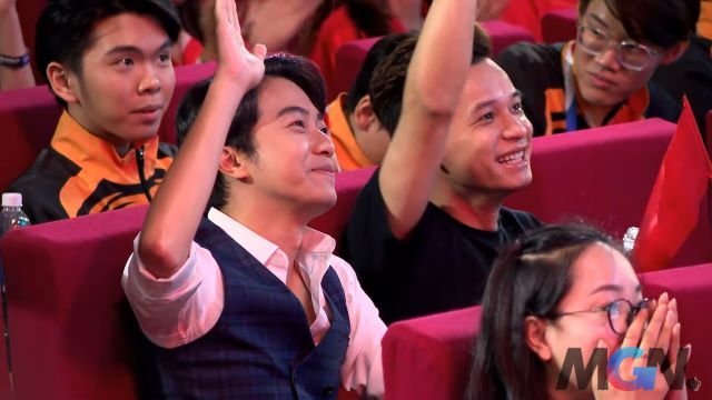 Cris Phan và Độ Mixi cũng có mặt ở hàng ghế khán giả để cổ vũ cho ĐT Liên Quân Mobile Việt Nam