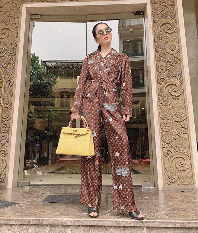 'Nữ hoàng phòng trà' khoác lên mình bộ đồ ngủ của Louis Vuitton. Cô xách theo chiếc túi của Hermès để tăng thêm phần xa xỉ cho bộ đồ.