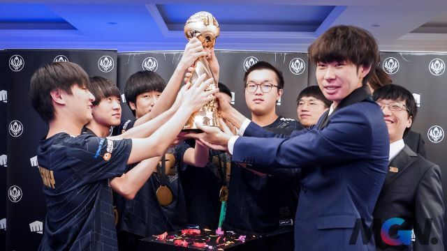 LMHT: Cộng đồng game thủ xứ Trung khen ngợi HLV KenZhu hết lời sau chiến tích của RNG tại MSI 2022 1