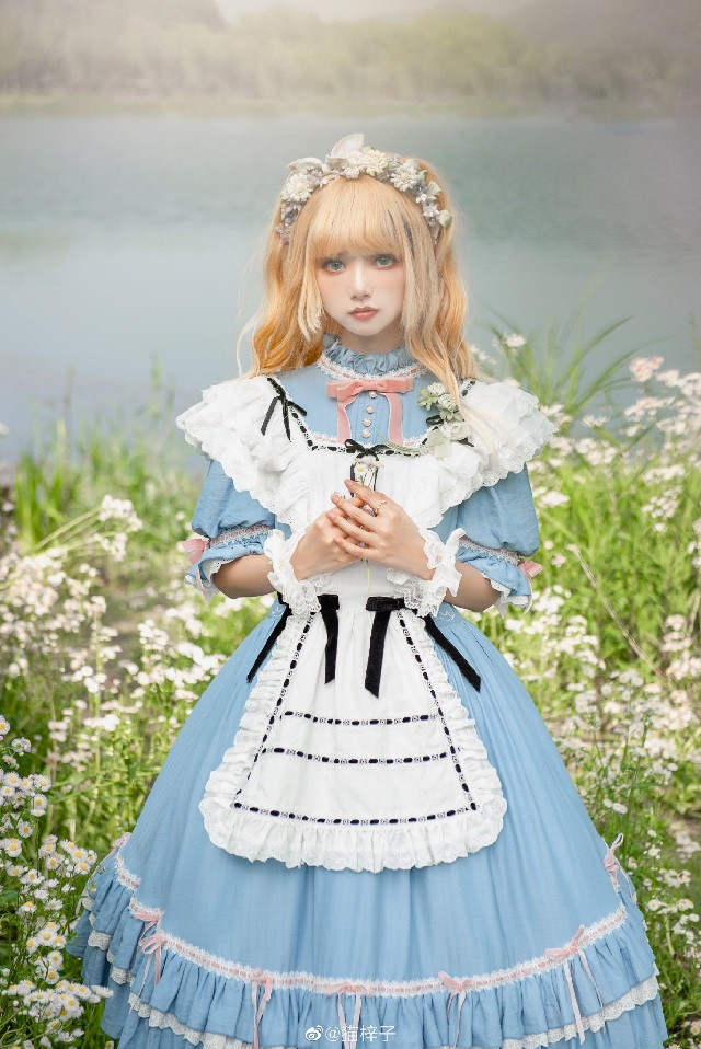 Cô nàng Cat Nekoko trong bộ trang phục cosplay phong cách Lolita