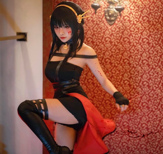 Nữ coser Miho cosplay thành Yor Forger trong Spy x Family