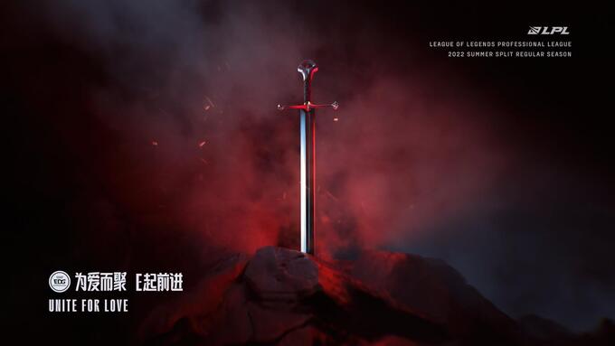 Biểu tượng của nhà đương kim vô địch CKTG – EDward Gaming là một thanh kiếm với khẩu hiệu “Đoàn Kết Vì Tình Yêu”.