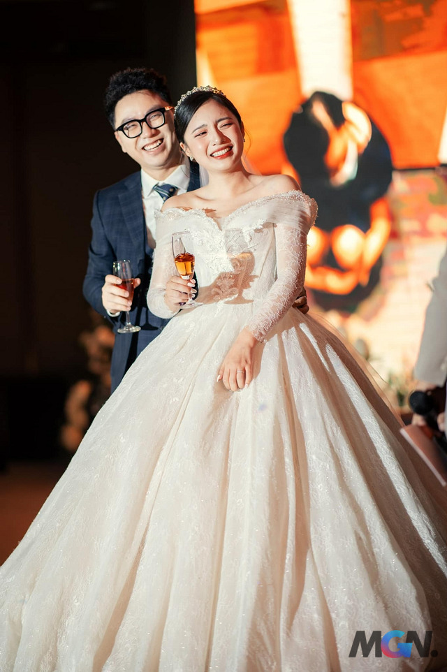 MC Phương Thảo hạnh phúc bên ông xã trong ngày cưới