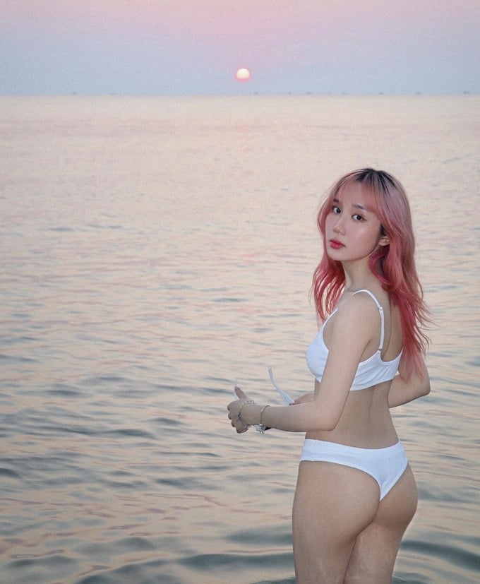 Mina Young mặc bikini thả dáng trên bãi biển