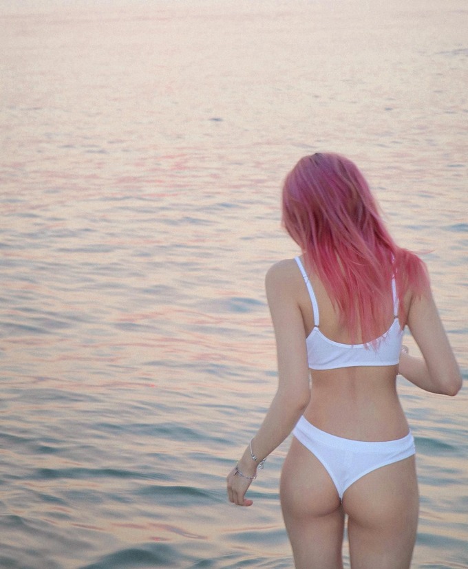 Mina Young mặc bikini thả dáng trên bãi biển