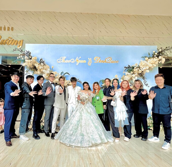 Không thể bỏ lỡ hình ảnh đáng nhớ của sao tham dự trong lễ thành hôn của Sammy Đào. Đầy rực rỡ và tràn đầy hạnh phúc, đây là một trong những sự kiện không thể bỏ qua.