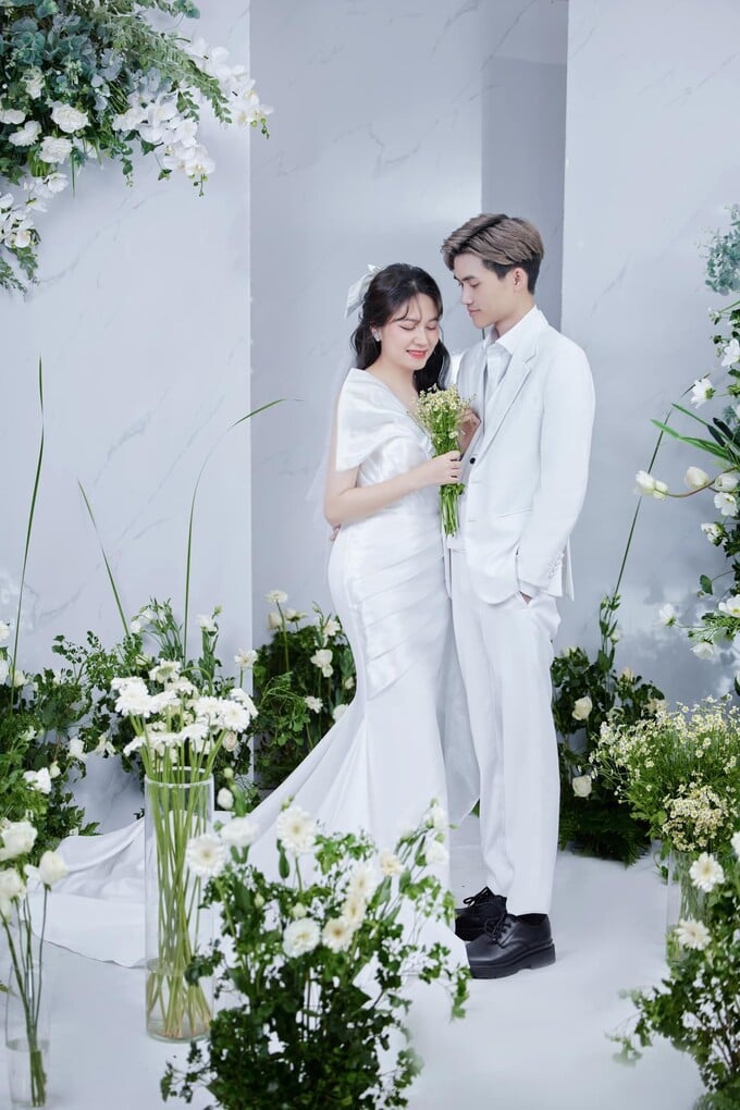 Đừng bỏ lỡ bức ảnh đám cưới đẹp như mơ của sao Cô Ngân và Gao Bạc! Để ngắm nhìn nụ cười hạnh phúc của hai vợ chồng trẻ và khung cảnh tuyệt đẹp khiến ai cũng phải trầm trồ. Hãy đến xem ngay!