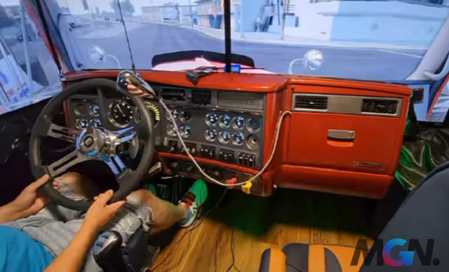 Một cabin xe tải với nhiều màn hình bao quanh, cho phép người chơi quan sát phía trước và hai bên đường giống với lái xe trong thực tế