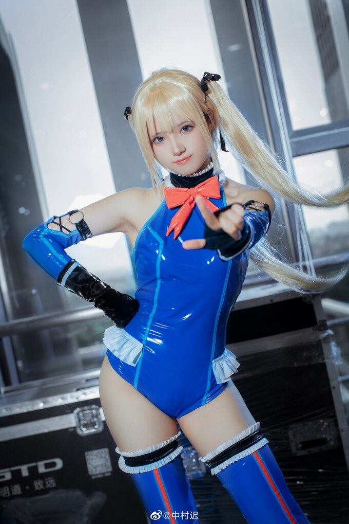 Nữ sinh người Mỹ cosplay Marie Rose trong Dead or Alive 5 Ultimate: 