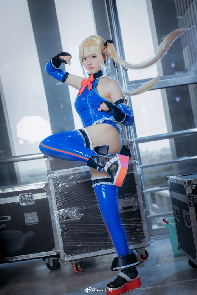 Nữ sinh người Mỹ cosplay Marie Rose trong Dead or Alive 5 Ultimate: 