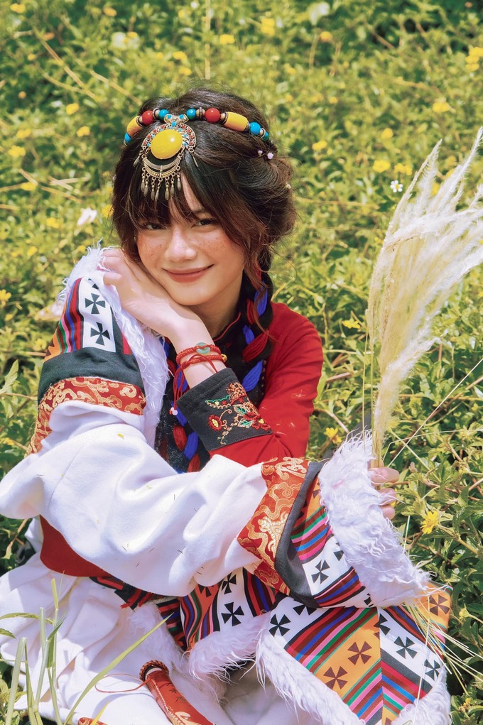 Em gái Linh Ngọc Đàm đẹp lạ trong trong phục Tây Tạng: Nụ cười “tỏa nắng” chiếm spotlight ở mọi khung hình 5