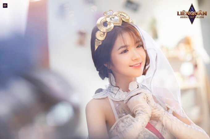 Suni Hạ Linh cosplay Violet Vợ Người Ta: Cô dâu đẹp nhất Liên Quân Mobile 1