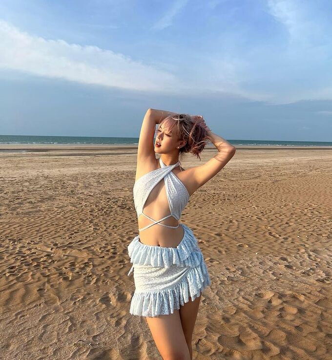 MC Thảo Trang táo bạo ở trời Tây: Khoe thân hình đẹp như tạc với bikini cắt xẻ hiểm hóc 2