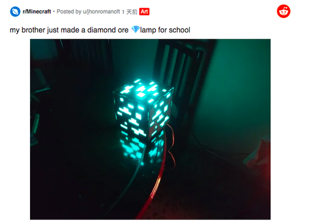 Jhonromanoft đã chia sẻ hình ảnh một chiếc đèn xinh xắn, có hình dạng như khối quặng kim cương của Minecraft mà anh trai đã tái hiện