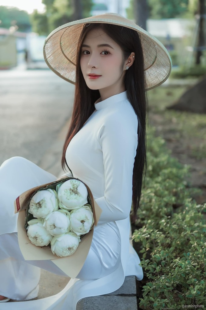 Quỳnh Alee hiếm hoi 'kín cổng cao tường' với áo dài: Vẫn đẹp cực nét 3