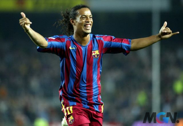 FIFA Online 4: So sánh hai mùa thẻ LN và BWC của 'ảo thuật gia' Ronaldinho