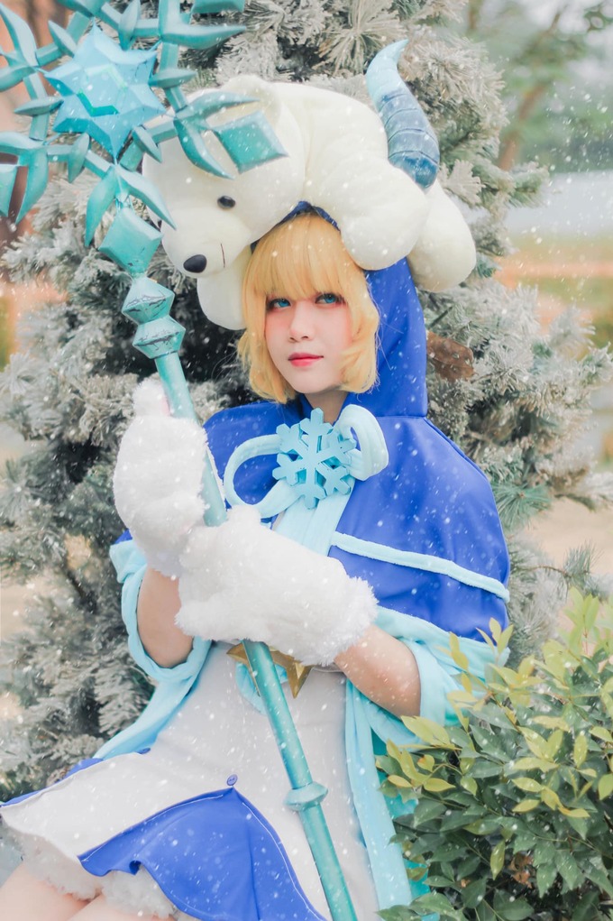 M N Cosplay Alice N T Ng C B Tr Th Ng Y U N T Ho