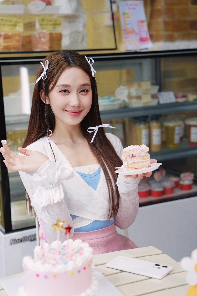 Mina Young hoá 'công chúa kẹo ngọt', bước sang tuổi mới 2