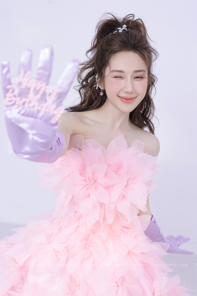 Mina Young hoá 'công chúa kẹo ngọt', bước sang tuổi mới 7