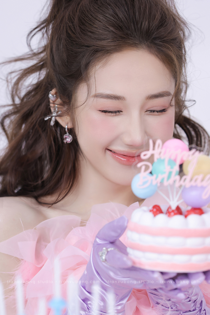 Mina Young hoá 'công chúa kẹo ngọt', bước sang tuổi mới 6