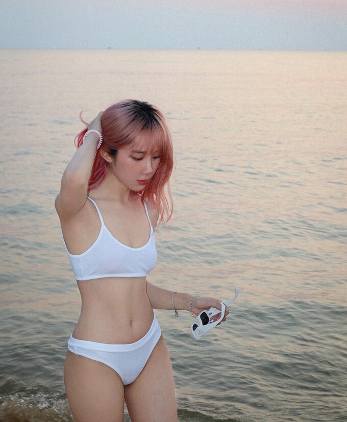 Mina Young chiều fan, tung ảnh bikini như lời hứa nhưng vẫn 'kín cổng cao tường' 1