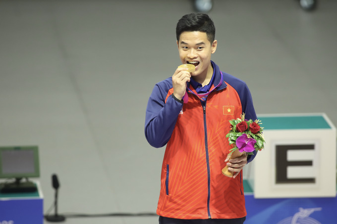 Xạ thủ Phạm Quang Huy tại ASIAD 19 ăn mừng huy chương vàng môn bắn súng ngắn