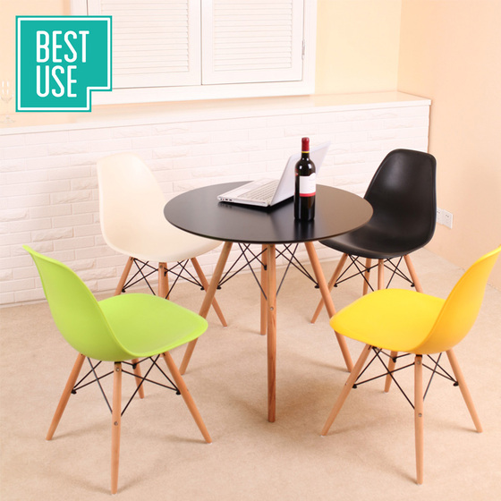 59c07bb81ef18-Bo-ban-tron-Eames-den-4-ghe-colour-decor