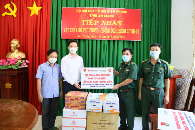 Đại diện Tạp chí Gia đình Việt Nam tại TP. Cần Thơ tặng quà cho các lực lượng làm nhiệm vụ tại tuyến biên giới tỉnh An Giang.