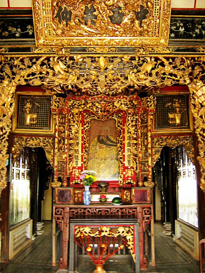 Bàn thờ Quan Công được đặt ở giữa gian chính