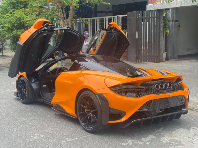 Trước đó, đã có ba chiếc McLaren 765LT về Việt Nam, trong đó chiếc đầu tiên có màu sơn tương tự chiếc được đề cập trong bài viết và thuộc sở hữu của một nữ doanh nhân 9x hoạt động trong lĩnh vực cà phê. Hai chiếc còn lại bao gồm một chiếc màu cam đậm hơn và một chiếc màu xanh dương.