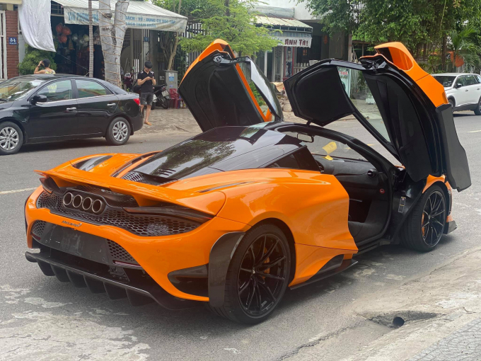 Hệ thống ống xả mới trên McLaren 765LT là điểm nhấn của chiếc xe. Đây cũng là điểm nhận biết cơ bản giữa 765LT và 720S khi 4 ống xả xếp hàng ngang nổi bật ở phía đuôi. Bên dưới là hệ thống khuếch tán mới trông hầm hố hơn.