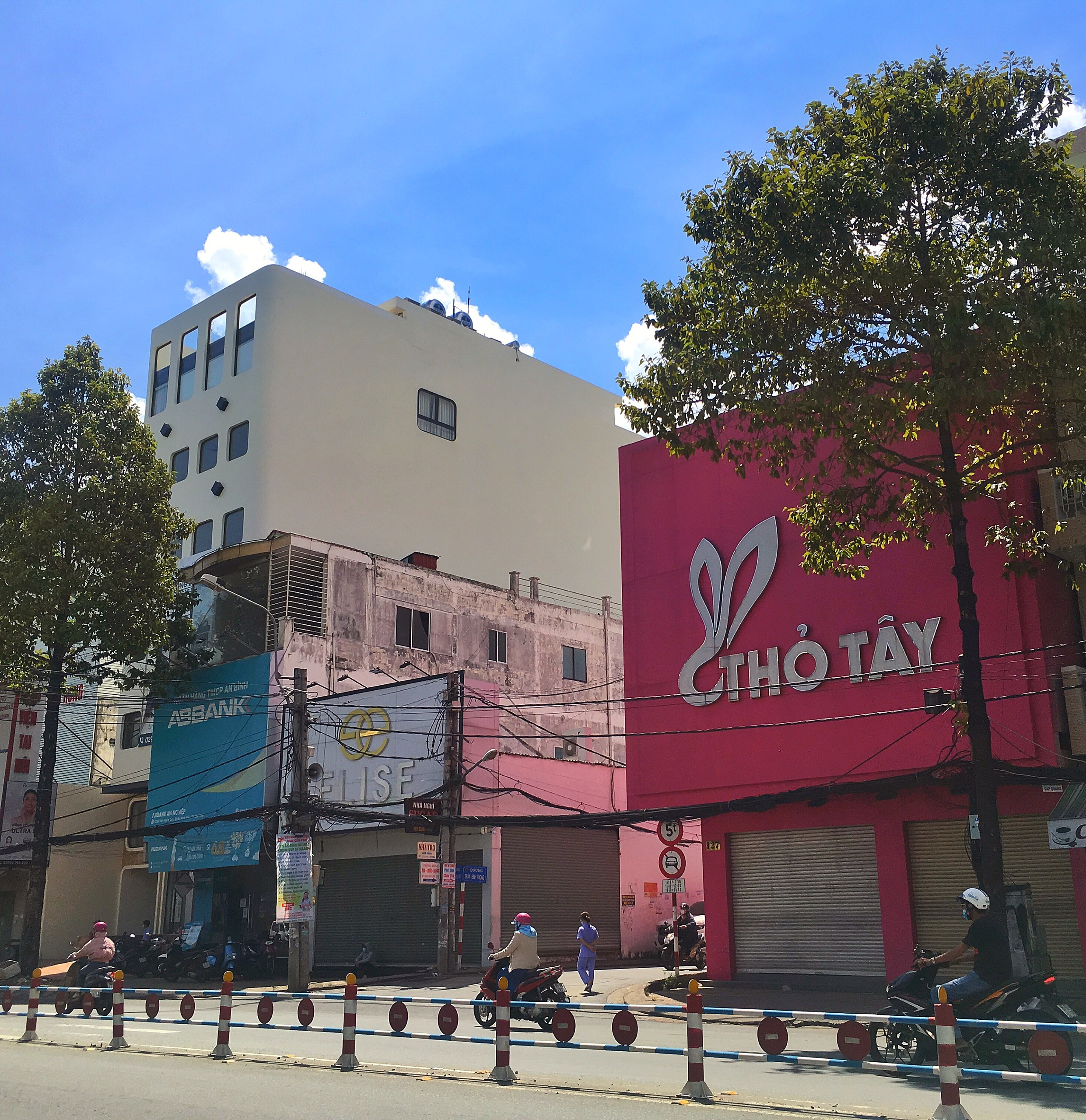 Các cửa hàng kinh doanh dịch vụ không cần thiết trên tuyến đường Trần Hưng Đạo cũng tạm thời đóng cửa.