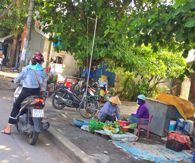 Người dân họp chợ tự phát, tập trung buôn bán trên tuyến đường CMT8 (quận Ninh Kiều). Vì lo mưu sinh, người dân đã bất chấp không tuân thủ Chỉ thị 16.