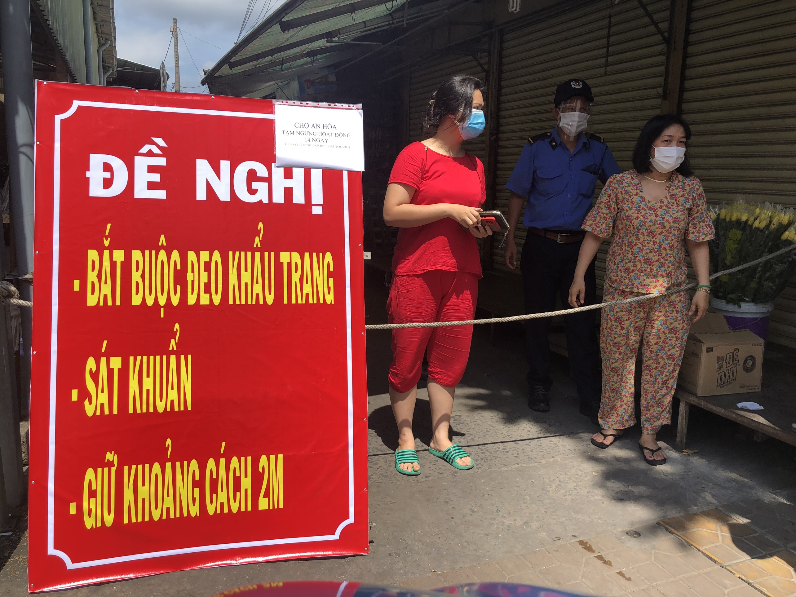Các khu vực chợ được rào chặn nhằm hạn chế người dân tập trung đông người, lực lượng chức năng thường xuyên đi kiểm tra việc người dân chấp hành quy định cách ly xã hội theo Chỉ thị 16 trên địa bàn.