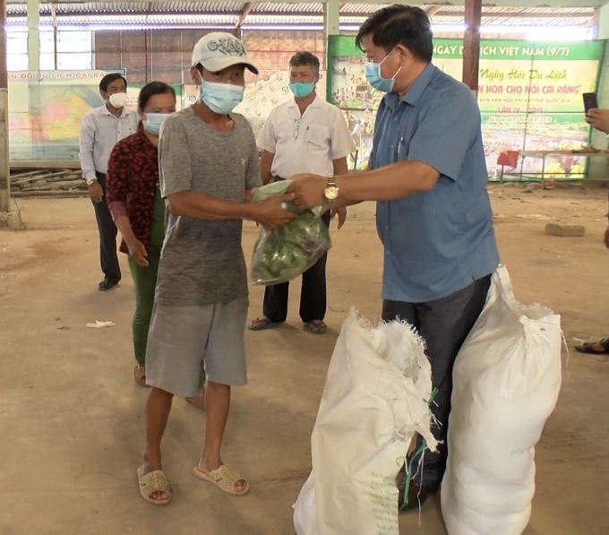 Ông Tiêu Chí Nguyện- Phó Chủ tịch UBND phường Lê Bình trao quà cho bà con