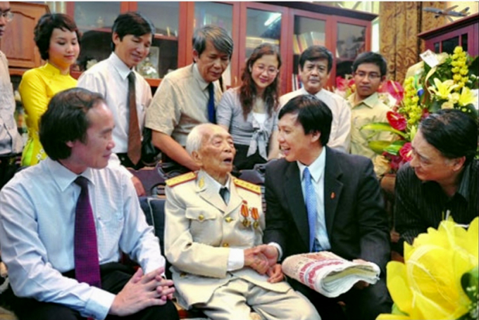 Tổng Biên tập Hồ Quang Lợi và cán bộ, phóng viên báo Hà Nội mới đến thăm Đại tướng Võ Nguyên Giáp ngày 07/5/2009.