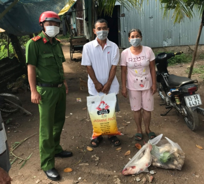 Những túi gạo, mớ rau, con cá của Chương tình đã được cán bộ chiến sỹ Công an trao đến tận tay người dân ở các địa phương