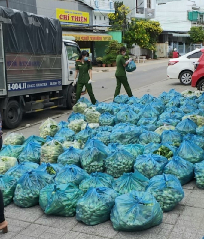 Cán bộ chiến sỹ Công an An Giang trực tiếp thu nhận 20 tấn rau, củ tươi